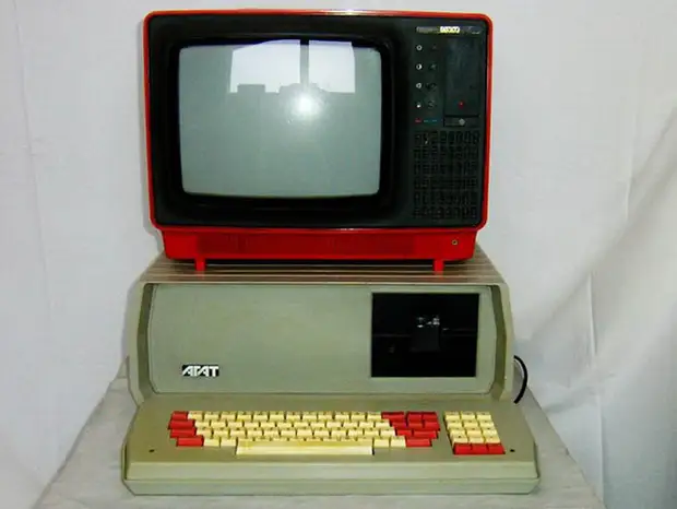 Как смотрелись компьютер, микроволновая печь и планшетник в СССР