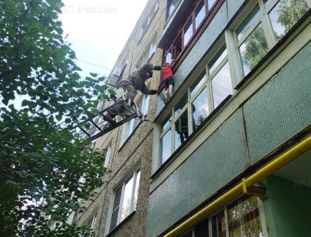 В Гусь-Хрустальном пожарные спасли мальчика, повисшего на карнизе балкона