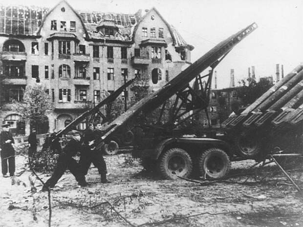 Советские артиллеристы готовят к залпу реактивный миномет БМ-13 «Катюша» в Берлине. СССР, война, история