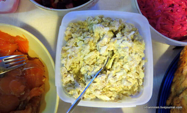 salaatti картофельный салат с белой рыбой и солеными грибами