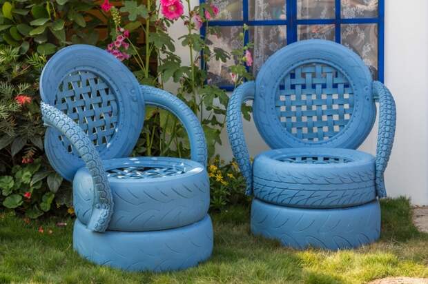 Мягкие и удобные кресла из покрашенный в синий цвет автомобильных покрышек. 