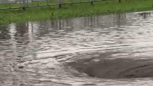 «Выпускайте кракена»: Гигантский водоворот образовался в центре Дзержинска