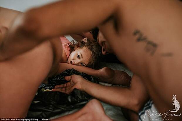 Фотограф Олбани Джей Алварес поймала момент, где старшая сестра новорожденного в изумлении смотрит, как рождается маленькая Алондра дети, роды, рождение, фотограф