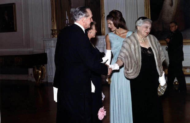 Жаклин Кеннеди на ужине в честь вручения Нобелевской премии в апреле 1962 года в платье работы Олега Кассини.