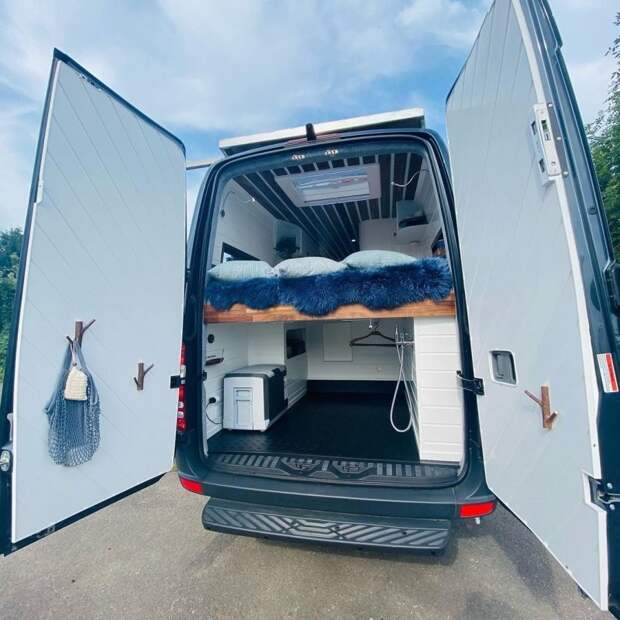 Крутой туристический  Mercedes-Benz Sprinter с ванной комнатой, террасой на крыше и гамаками