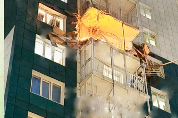 Очевидцы сняли на видео горящие обломки БПЛА после атаки ВСУ на Воронеж