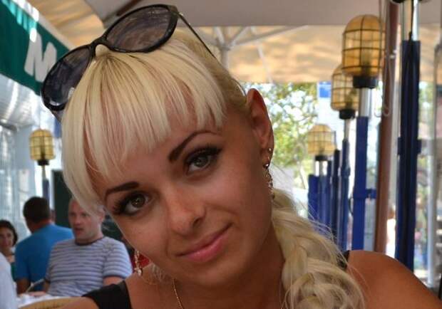БЛОНДИНКА ИЗ КИЕВА О ПОЕЗДКЕ В КРЫМ: ЭТО МЫ ЗОМБИРОВАНЫ, А ИМ В РОССИИ ХОРОШО