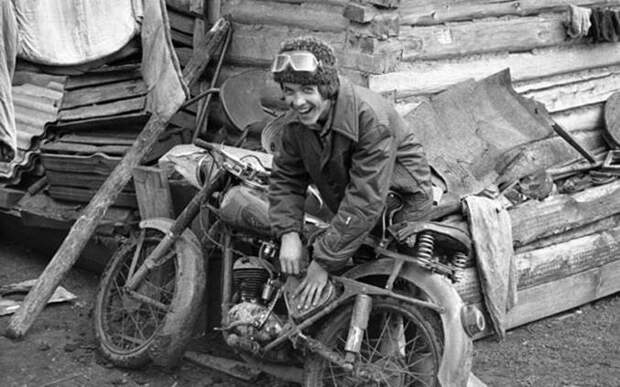 Мотоциклы ломались и их сами чинили СССР, деревня, мотоциклы