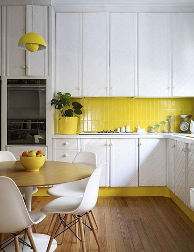Шикарный вариант обустроить кухню с ярко-желтой рабочей стенкой, которая декорирована кафелем.