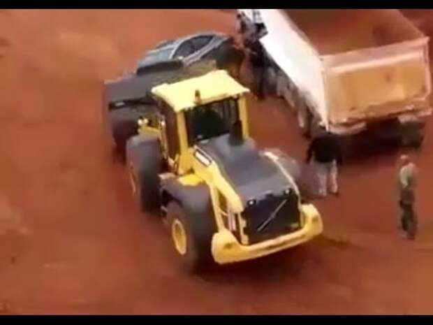 Видео дня: почему не надо злить тракториста
