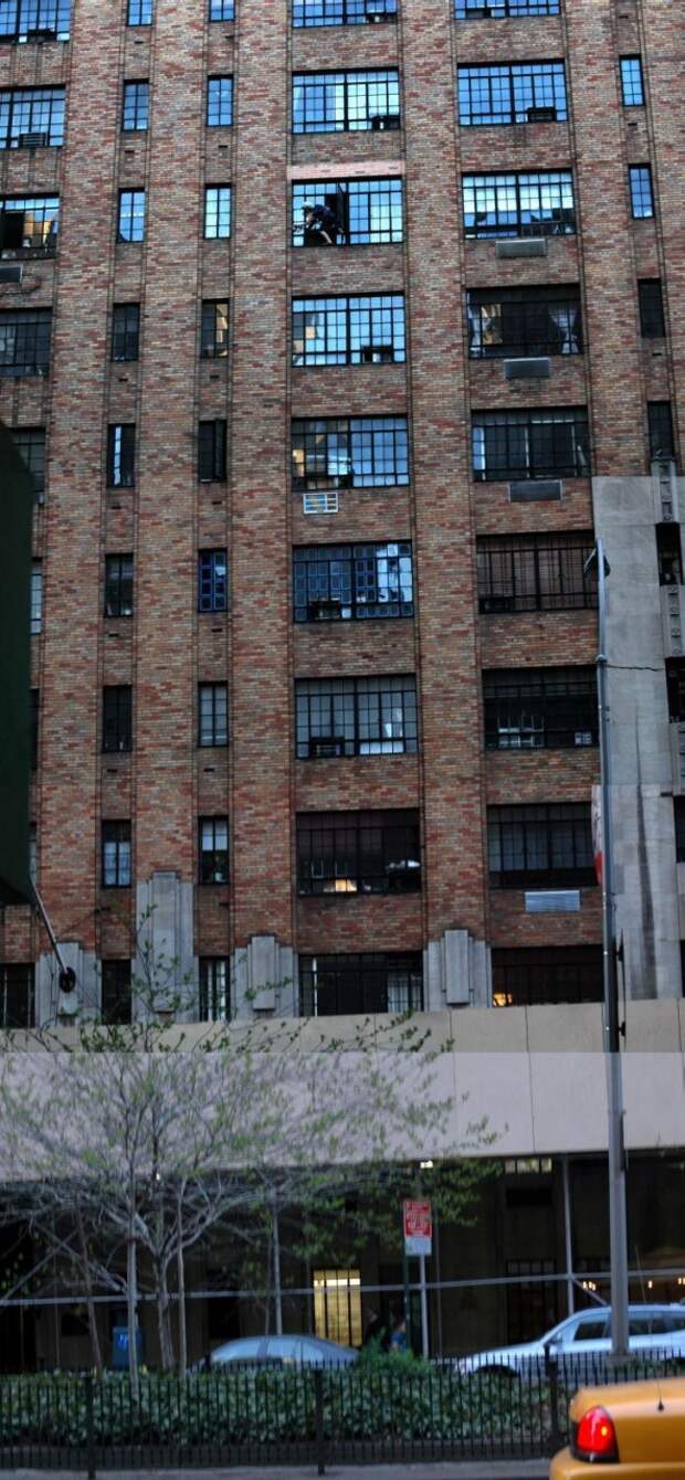 Бабуля-экстремалка моет окна (2 фото) Бабуля-экстремалка моет окна (2 фото)