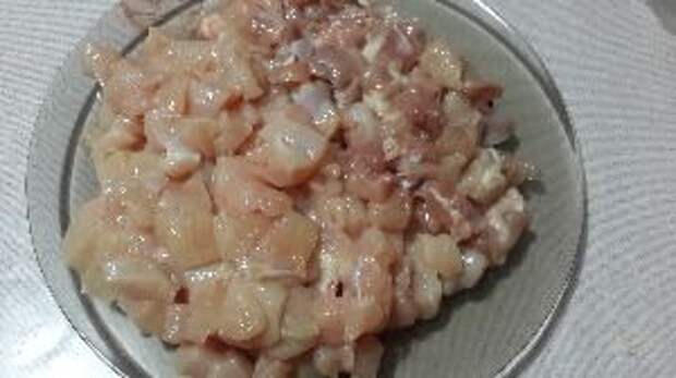 Мясо нарезать кусочками.