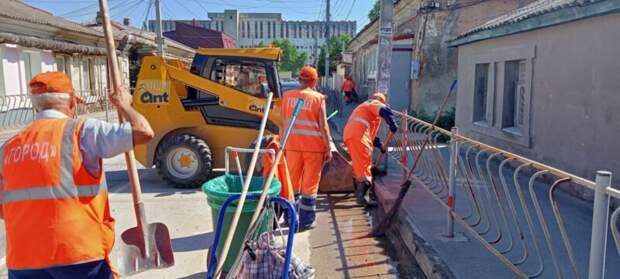 В Симферополе устранять последствия непогоды коммунальщикам помогают добровольцы