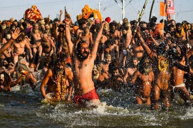 Главный министр Уттар-Прадеша, Йоги Адитьянатх, чье индуистское националистическое правительство контролирует огромный фестиваль, сказал, что в первый день Кумбха Мелы 22,5 миллиона индусов погрузились в холодные воды Ганга ганг, индия, индуизм, легенды, омовения, паломники, саддху