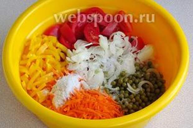 Подготовленные овощи и зелёный горошек сложить в большую ёмкость, пересыпая солью (20 г соли на 1 кг овощей).