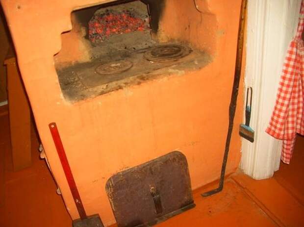 печка согревает дом