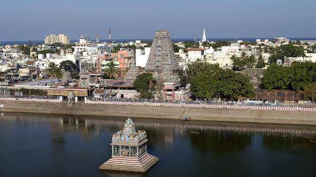 СМИ сообщили о появлении токсичной пены на побережье города Ченнай в Индии