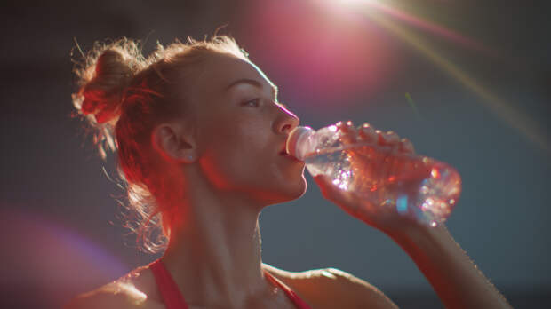 Не про жажду: увлажняет ли питье воды кожу