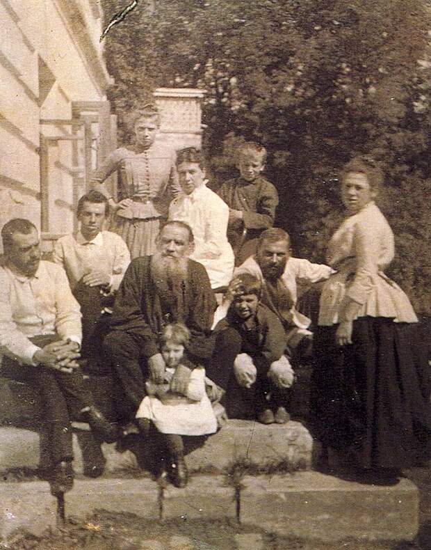 https://upload.wikimedia.org/wikipedia/commons/thumb/5/5b/Family_of_L._Tolstoy.jpg/640px-Family_of_L._Tolstoy.jpg