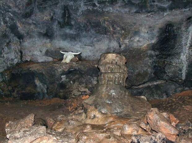 Внутри пещеры находят кости принесенных в жертву животных. Фото: 7factov.ru 