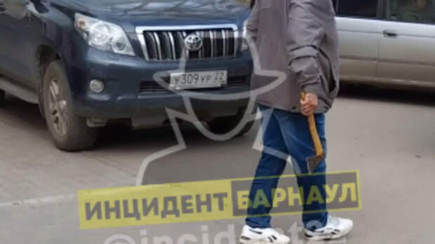 В центре Барнаула таксист угрожал подростку на самокате топором