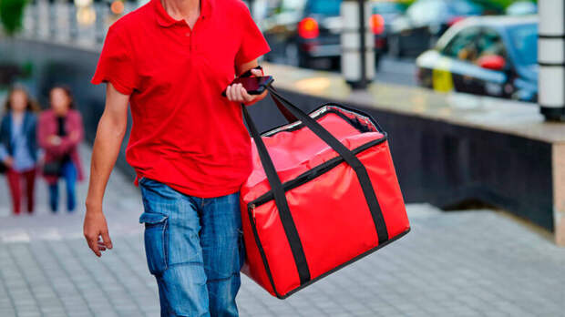 В Петербурге мигрантам до конца года запретили работать курьерами