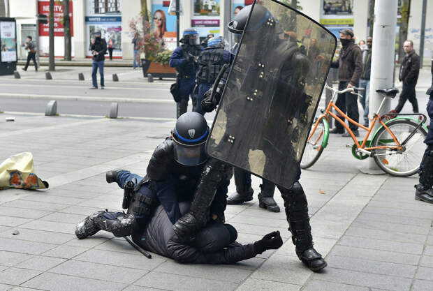 18 пугающих снимков протестов во Франции