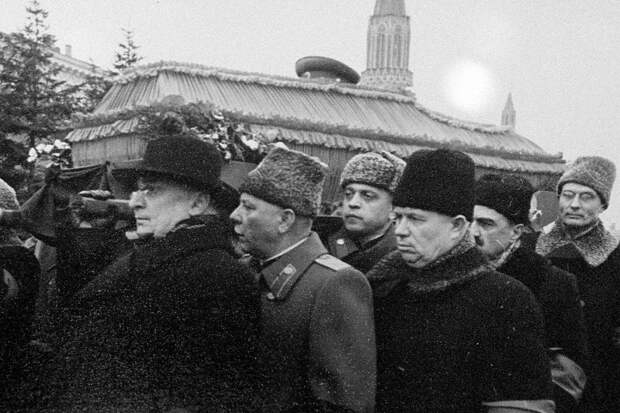 Члены правящей верхушки несут гроб с телом Сталина Фото: Юрий Абрамочкин / РИА Новости