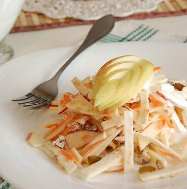 Салат из корня сельдерея с изюмом и яблоком