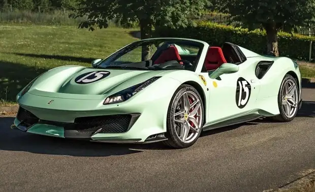 Ferrari 488 Pista Spider посвятили спорткару Стирлинга Мосса