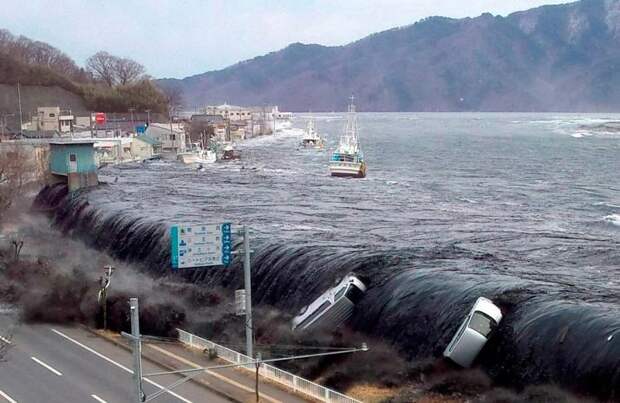 После мощного землетрясения Японии угрожает цунами 