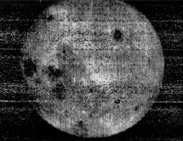 Фото: Роскосмос / Фотография обратной стороны Луны, сделанная советским зондом Луна-3