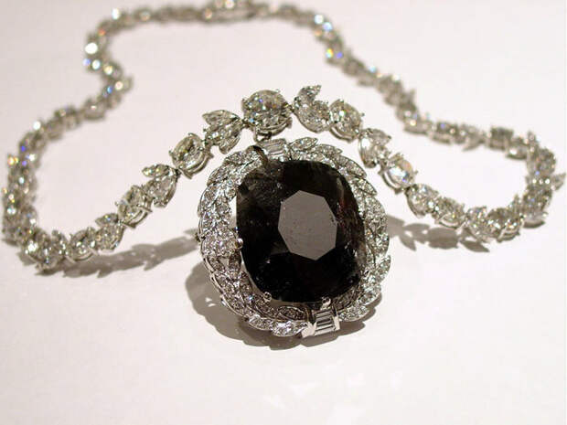 Крупный природный полупрозрачный черный алмаз "Черный Орлов", весом в 67 карат. Именно он привлек внимание публики к черным алмазам и сделал их популярными.