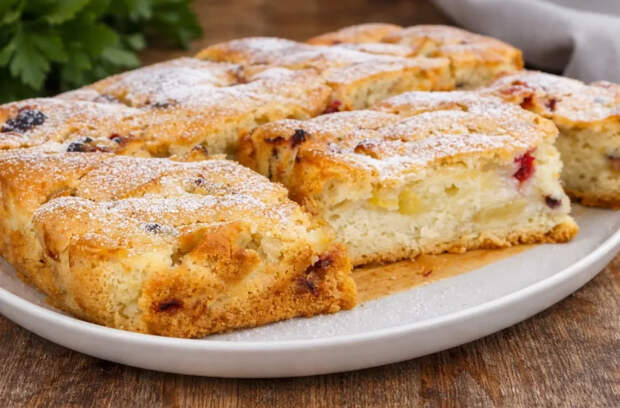 Пышная шарлотка без яиц и молока: делюсь рецептом «королевского» пирога на обычной воде