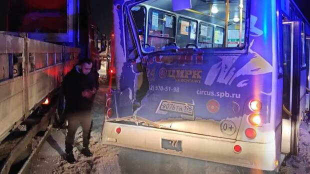 В Гатчинском районе автобус столкнулся с фурой, есть пострадавшие