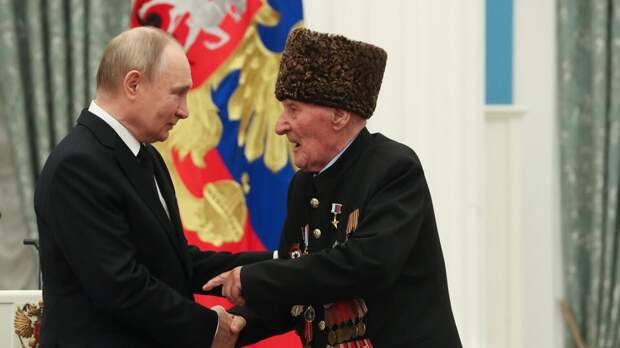 Столетний ветеран Садыков рассказал Путину о желании участвовать в СВО