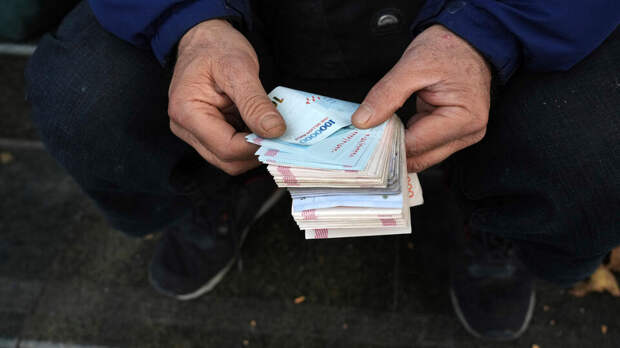 FT сообщила о выпуске в Иране банкноты рекордного номинала в 10 млн риалов