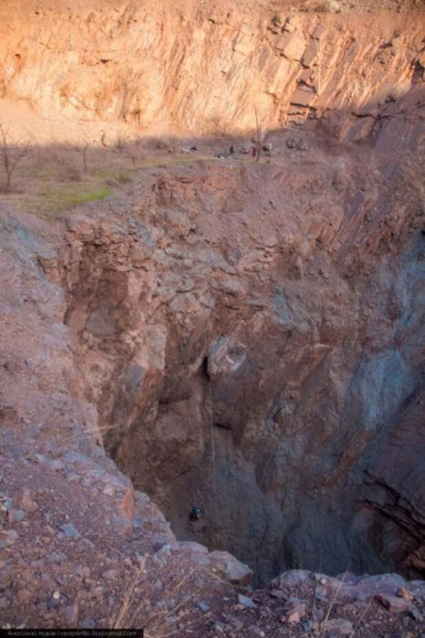 Экспедиция по воронке «Гнездо дракона» (25 фото)