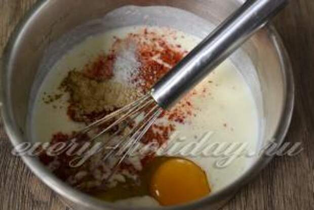 добавить яйцо, чеснок, соль и специи