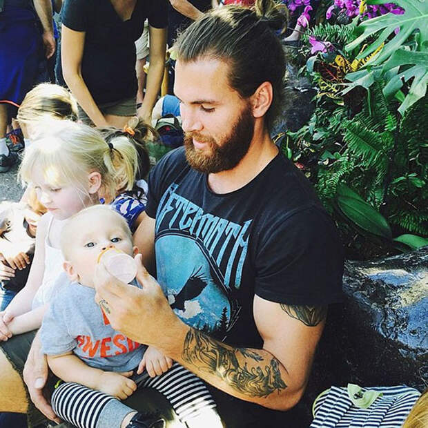 Время обеда.  Instagram: dilfs_of_disneyland.