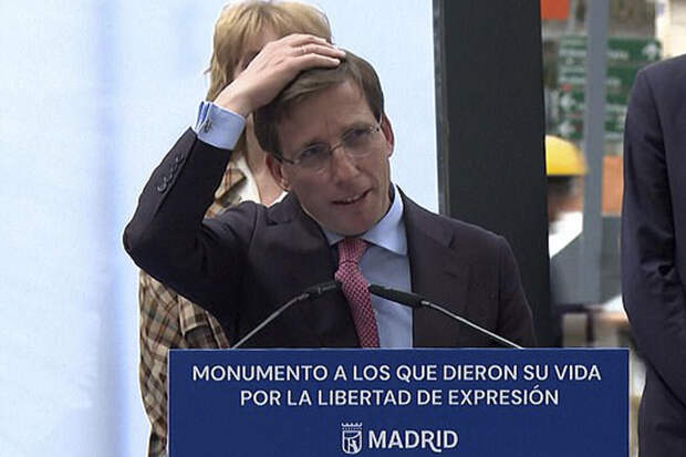 Daily Mail: на голову мэра Мадрида во время открытия памятника нагадил голубь