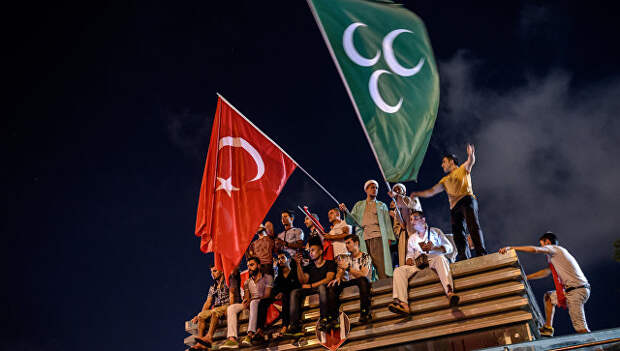 Демонстранты с турецким и османским флагами на площади Таксим в Стамбуле