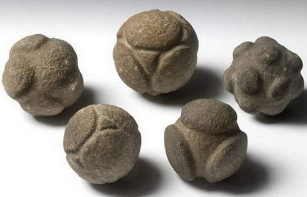 Резные каменные шары.
