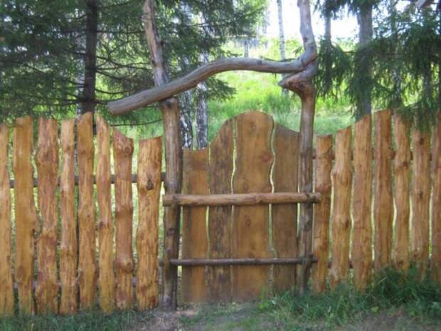 Оригинальный забор из горбыля для загородного участка