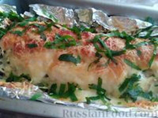 Фото к рецепту: Куриный рулет, запечённый с творогом и зеленью (в фольге)