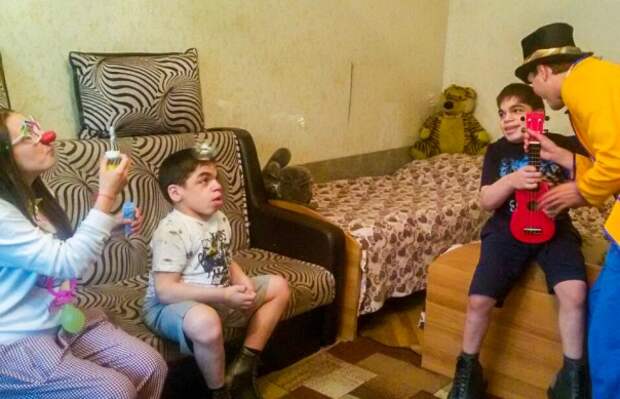 Из-за тяжелой болезни они лишились всех друзей... Но только посмотри, КТО пришел им на помощь! Из-за тяжелой болезни они лишились всех друзей... Но только посмотри, КТО пришел им на помощь!