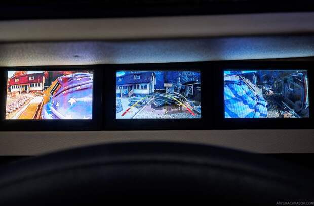 В центре панели –экраны, выводящие картинку с трех камер. брдм, военная техника