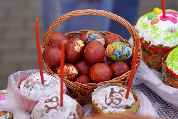 Священник Береговой: скорлупу от яиц и крошки от кулича можно выбрасывать