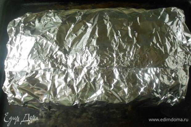 Края фольги плотно соедините. Поставьте блюдо обратно в духовку и запекайте приблизительно 6 ч. То же самое блюдо из лосося или ряпушки готовится около 4 ч.
