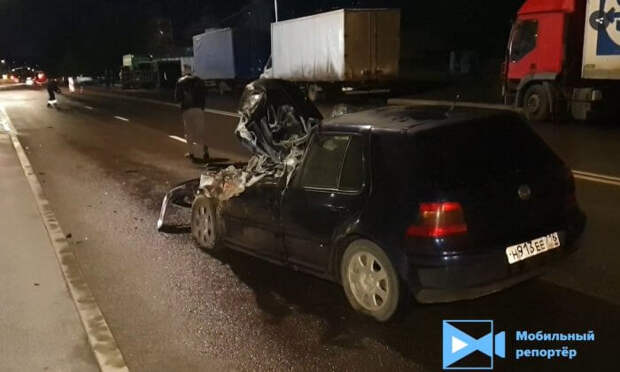 Водитель легковушки пострадал в аварии на Ижорской